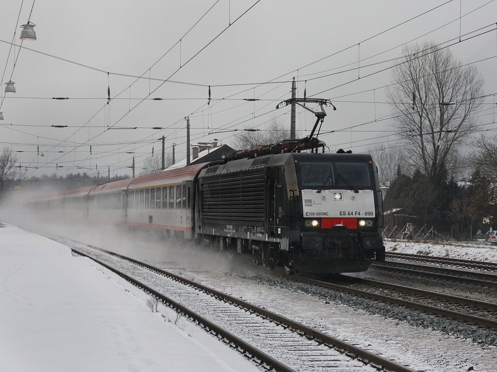 Die ES 64 F4-090 am 19.12.2009 mit einem Brenner EC bei der Durchfahrt in Brixlegg. 
