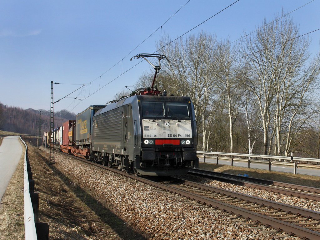 Die ES 64 F4-156 am 24.02.2011 mit einem KLV-Zug unterwegs bei Hausbach. 
