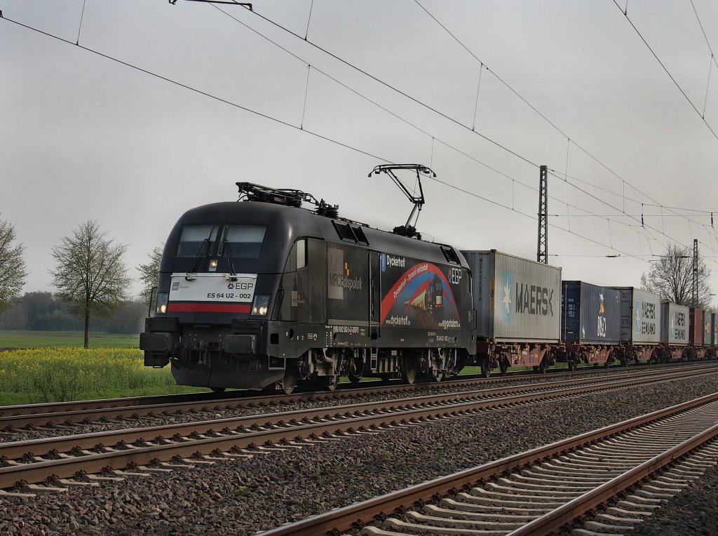 Die ES 64 U2-002 der EGP am 28.04.2010 mit einem Containerzug unterwegs bei Drverden. 
