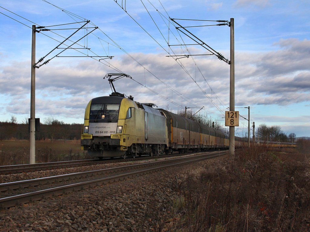 Die ES 64 U2-012 am 13.11.2010 mit einem Autozug unterwegs bei Hagelstadt. 
