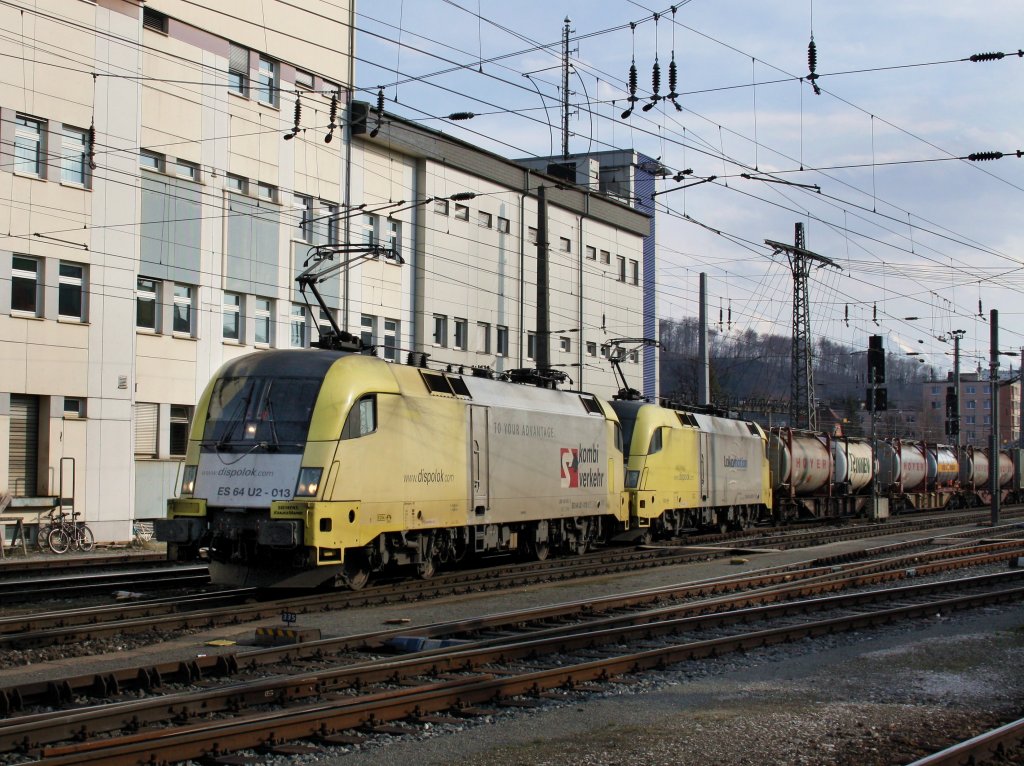 Die ES 64 U2-013 und die ES 64 U2-037 am 28.03.2009 mit einem KLV-Zug bei der Ausfahrt aus dem Salzburger Hbf. 
