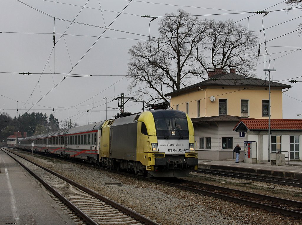 Die ES 64 U2-017 am 04.04.2009 mit einem Italienischen EC bei der Durchfahrt in Aling 
