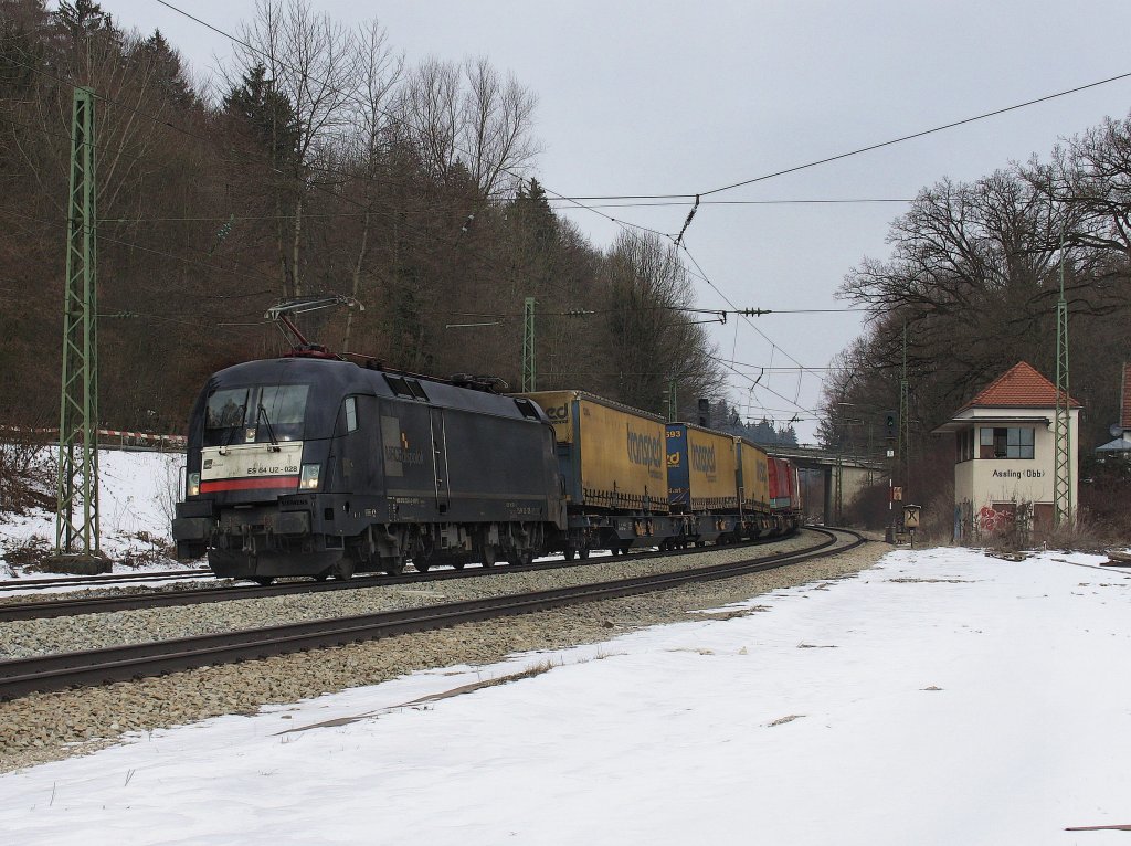 Die ES 64 U2-028 am 13.03.2010 mit einem KLV-Zug bei der Durchfahrt in Aling. 
