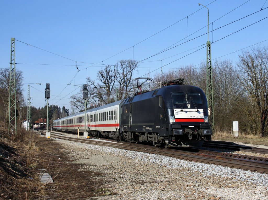 Die ES 64 U2-061 am 26.02.2011 mit dem IC Knigsee bei der Durchfahrt in Aling. 
