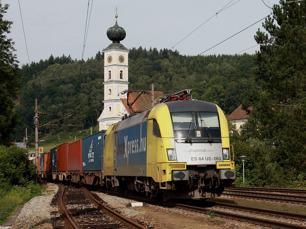 Die ES 64 U2-063 von BoxXpress mit einem Containerzug am 26.08.2009 bei der Durchfahrt in Wernstein.
