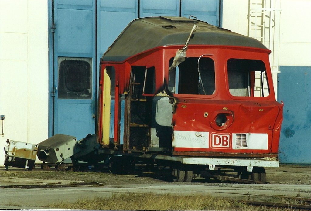 Die Folgen eines Unfalls sind dem Fhrerstand der 232 575 deutlich anzusehen.Die Lok wurde im RAW Cottbus wieder instandgesetzt.Mittlerweile steht sie als Ersatzteilspender im Bw Dresden-Friedrichstadt.Geknipst am 07.02.2005 in Cottbus.