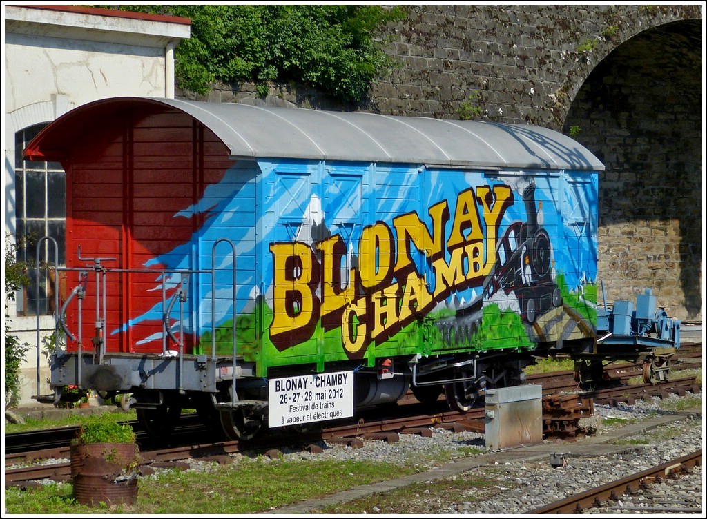 Die von Frank angesprochenen interessanten Sachen auf Christines Panoramabild des Bahnhofs von Vevey aus der Nhe betrachtet: Der tpf/BC Gterwagem Gak 672 macht Werbung fr die Mueumsbahn Blonay - Chamby und fr das Dampffestival am Pfingstwochenende 2012. 26.05.2012 (Hans)