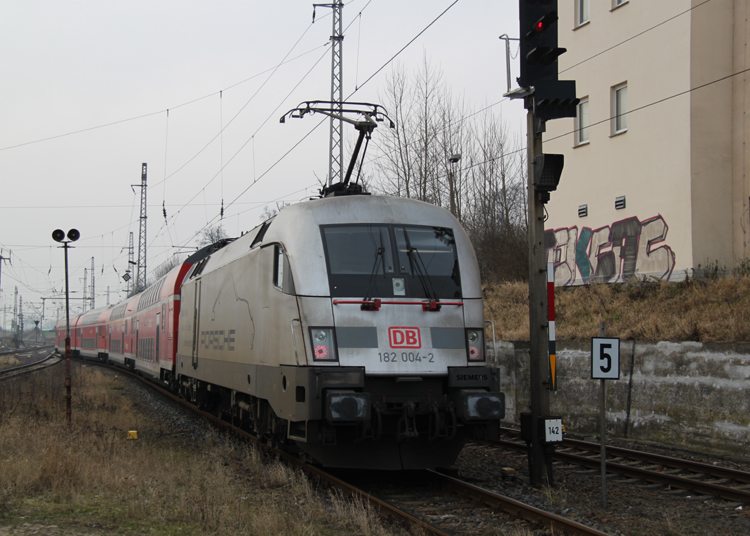 Die Freude war bei mir und Patrick B gro als 182 004-2 mit RE 37383 von Wismar nach Cottbus im Bahnhof Bad Kleinen vor die Kamera kam,wir hatten auf dem Weg von Lbeck nach Bad Kleinen schon drber gesprochen ob wir den Porsche bekommen wrden und es hat geklappt.28.01.2012