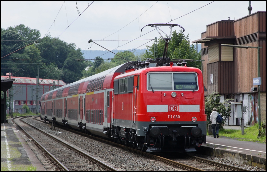 Die frisch lackierte/untersuchte 111 080 (13.06.12) mit dem RE 9 nach Aachen am 26.06.12 in Niederschelden