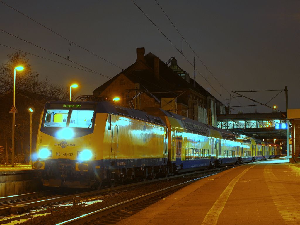 Die frisch Untersuchte 146-03 stand mit dem ME nach Bremen Hbf im Bahnhof Hamburg-Harburg