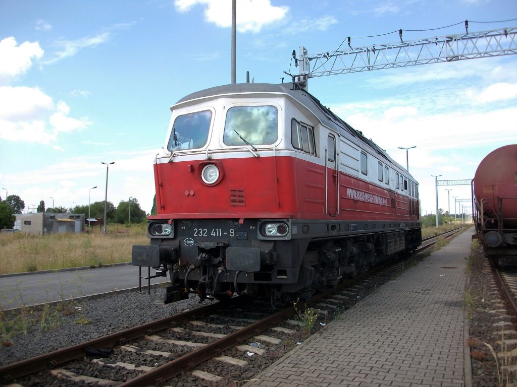 Die f�r das polnische Unternehmen East-West-Railways fahrende 232 411,am 31.Juli 2010,in Szczecin Glowny.