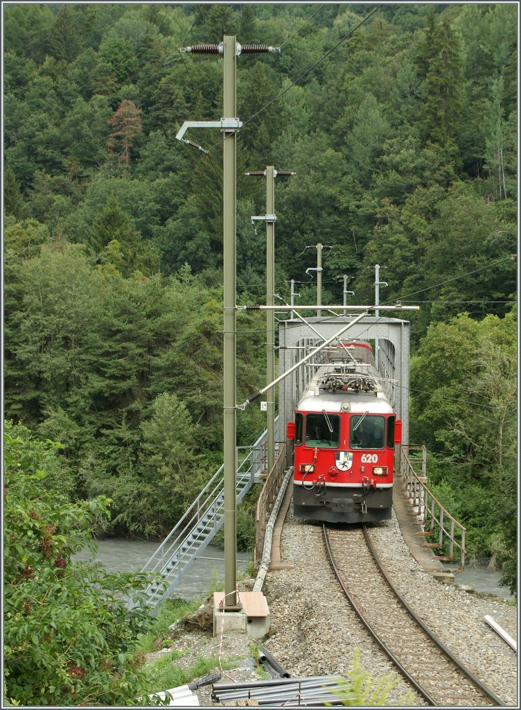 Die Ge 4/4 II 620 berquert mit einem RE Richtung Chur den Vorderrhein kurz vor Reichenau. 
13. August 2010