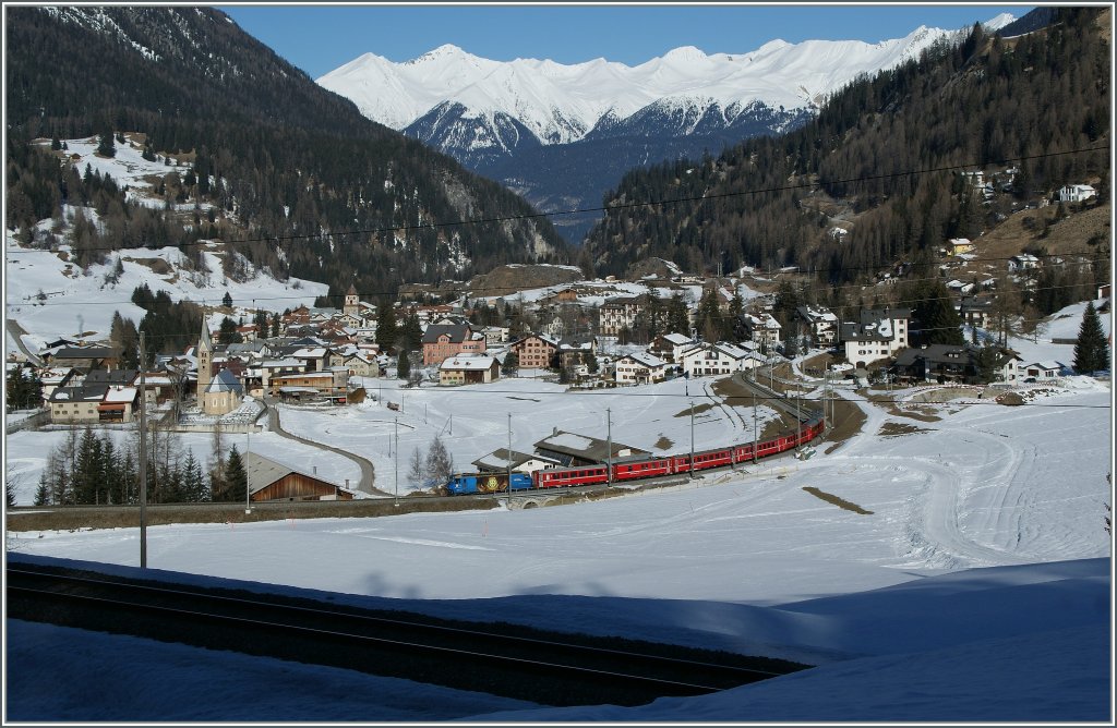 Die Ge 4/4 III 652 hat mit ihrem RE 1125 den Bahnhof Bergn/Bravuogn (1372 mM) verlassen und fhrt nun auf der untersten Stufe dem ersten Kehrtunnel entgegen.
16. Mrz 2013