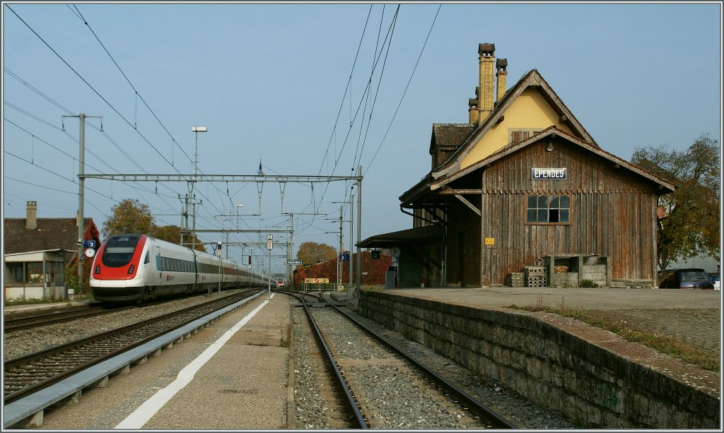 Die Gegenrichtung wirkt weit freundlicher: ICN bei Durchfahrt in Ependes. 
31.10.20111