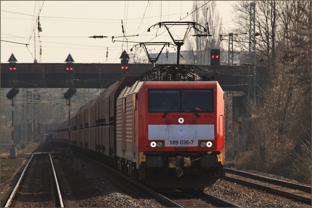 Die  giftige  189 036 und 189 035 am 12.03.11 mit einem Erzzug in Richtung Kln in Bonn Beuel. 