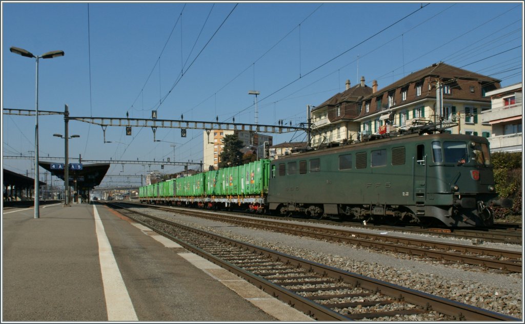 Die grne Ae 6/6 11513 verlsst Renens (VD) mit einem Abfahlverwertungszug. 
2. Mrz 2012