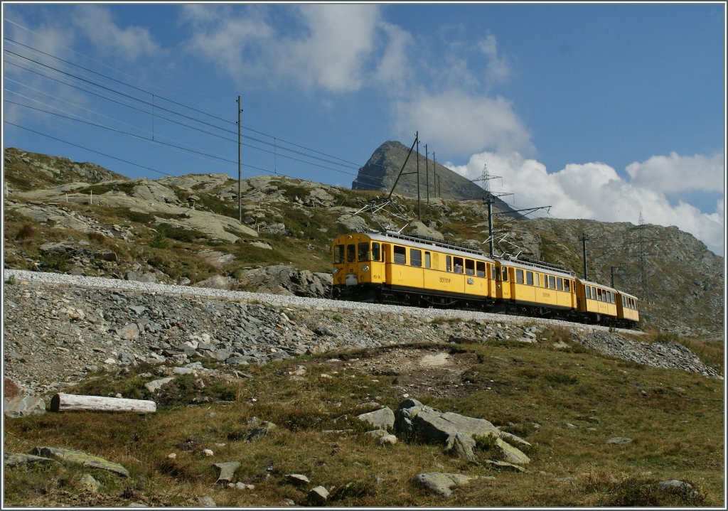 Die historischen RhB ABe 4/4 30 und 34 im Berninabahn-Gelb mit einem Extrazug kurz vor Bernina Ospizio am 10. Sept. 2011