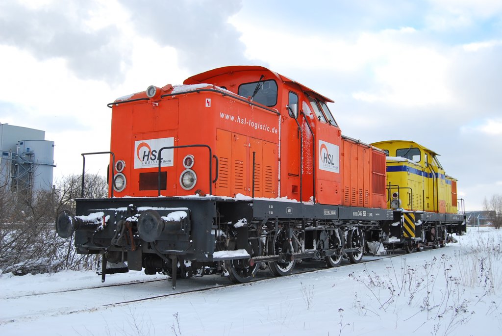 Die HSL-Rangierlok 346 828 steht zur Feiertagsruhe am 26.12.2010 im lhafen Rostock.