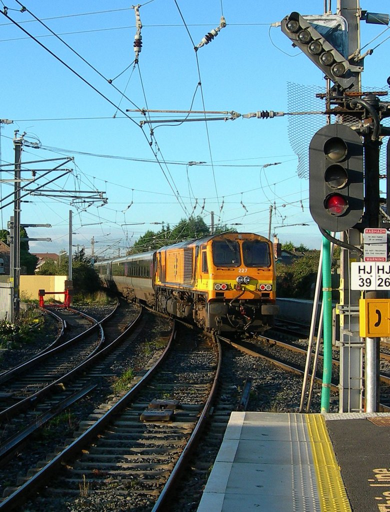 Die IR/CIE 227 mit eine  Enterprise-Service  Belfast - Dublin bei der Abzweig-Station Howth Junction am 3. Okt. 2006.