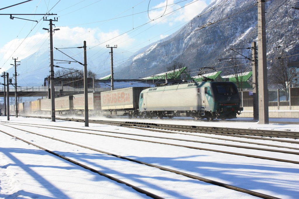 Die Italienische 412 027 befand sich am 10. Februar 2013 am Zugende dieser  ROLA , die in Richtung Brenner unterwegs war. Aufgenommen bei der Durchfahrt des Bahnhof von Jenbach/Tirol.