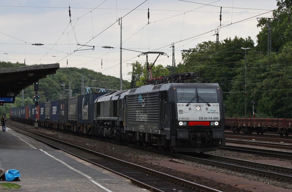 Die Jacke war nicht mir und den Zug anschneiden wollte ich auch nicht....ES 64 F4-990 und 266 117 von ERS am 16.07.11 in Kln West