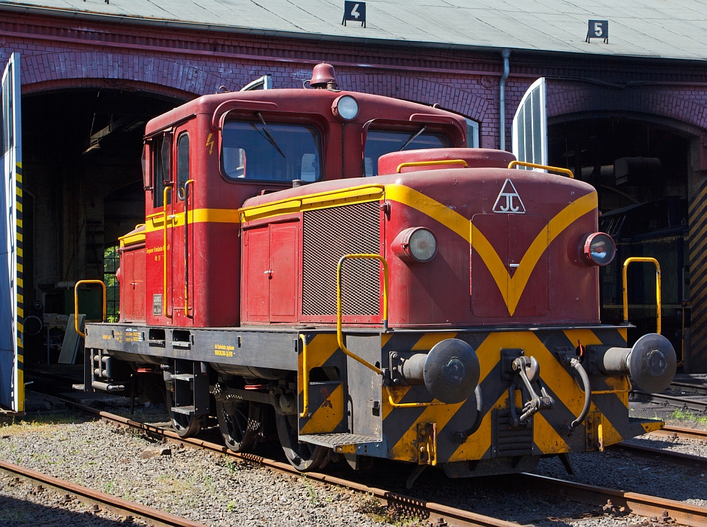 Die Jung R 42 C der Eisenbahnfreunde Betzdorf, ex Lok 11 der Kleinbahn Weidenau-Deuz, spter Siegener Kreisbahn am 18.08.2012 im Sdwestflischen Eisenbahnmuseum.

Die Lok vom Typ R 42 C wurde 1960 von der Firma Jung unter der Fabriknummer 13119 gebaut und an die Kleinbahn Weidenau-Deuz ausgeliefert. Die Kleinbahn Weidenau-Deuz erhielt ebenso wie die Siegener Kreisbahn vier Lokomotiven und die Freien Grunder Eisenbahn eine, so dass nach der Fusion als Siegener Kreisbahn 1970 dort neun Lokomotiven verkehrten.

Die Lok ist eine dieselhydraulische Lokomotive von der 32 Exemplaren von Arnold Jung Lokomotivfabrik in Jungenthal bei Kirchen/Sieg gebaut wurden. Sie war vor allem fr den Rangiereinsatz im Werksdienst vorgesehen, ab 1955 wurde die R 42 C angeboten

Die Achsfolge ist C, als Antrieb dient ein aufgeladener MAN-Motor W8V 17,5/22A (wassergekhlter 8 Zyl. Reihenmotor) mit einer Leistung von 440 PS bei 1100 U/min, dieser bertrgt seine Leistung auf ein hydraulisches Voith-Turbo-Getriebe L 37 U, dieses wiederum auf eine hinten liegende Blindwelle, die die drei Achsen ber Kuppelstangen antreibt. 
Weitere Technische Daten: Das Dienstgewicht betrgt 45 t, die zulssige Geschwindigkeit 60 km/h, der Raddurchmesser 1.100 mm, die Lnge ber Puffer 9.285 mm und die Bremse ist eine Knorr Druckluftbremse.

Die Lok gehrt zur sogenannten 3. Generation der Jung-Loks, die Leistungssteigerung gegenber der R 40 C machte den Einbau eines greren Lfters notwendig. Dieser ist am Lftergitter auf dem Aufbau der dem Motor abgewandten Vorbau zu erkennen. Die Maschinen verfgen bei vergrertem Raddurchmesser ber einen verkrzten Radstand gegenber der R 40 C.              

Im deutschen Fahrzeugeinstellungsregister ist fr die Jung R 42 C die Nummer 3942 vorgesehen, diese hier hat die NVR-Nummer 98 80 3942 018-3 D-EFBS
