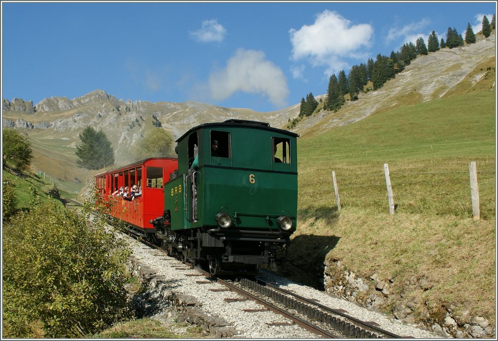 Die Kohlengefeuerte Dampflok N 16 auf Talfahrt bei Planalp. 
1. Okt 2011