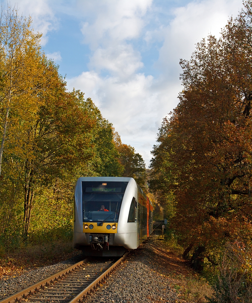 Die Konkurrenz ist weg, da muss der Fotospezialist fr die Hellertalbahn mal wieder zeigen was er drauf hat;-) Ein GTW 2/6 der Hellertalbahn kommt am 27.10.2012 von Herdorf, ber die genamtliche Strecke  Hellertalbahn  (KBS 462 ), hier bei km 85,0 (von Kln-Deutz gerechnet) kurz vor dem Haltepunkt Grnebacher Htte. 