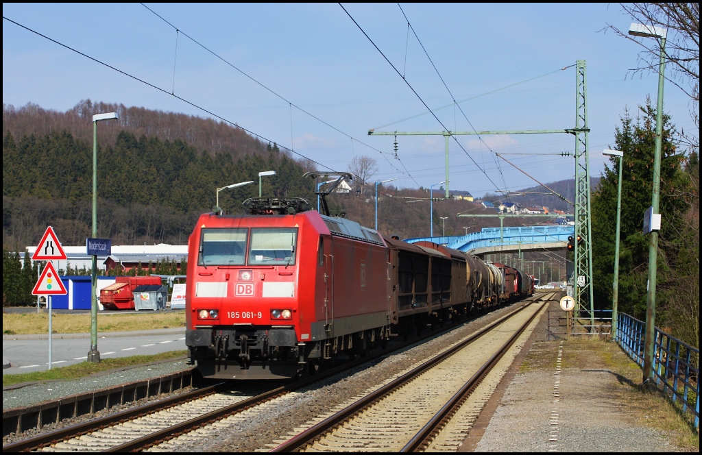 Die Laternen sind wirklich so schief...185 061 bei der Durchfahrt von Mudersbach in Richtung Kln am 24.03.12