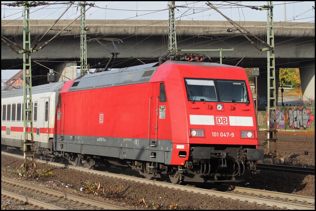 Die LED 101 047 durchfuhr am 04.11.11 Hamburg Harburg mit einem IC in Richtung Sden