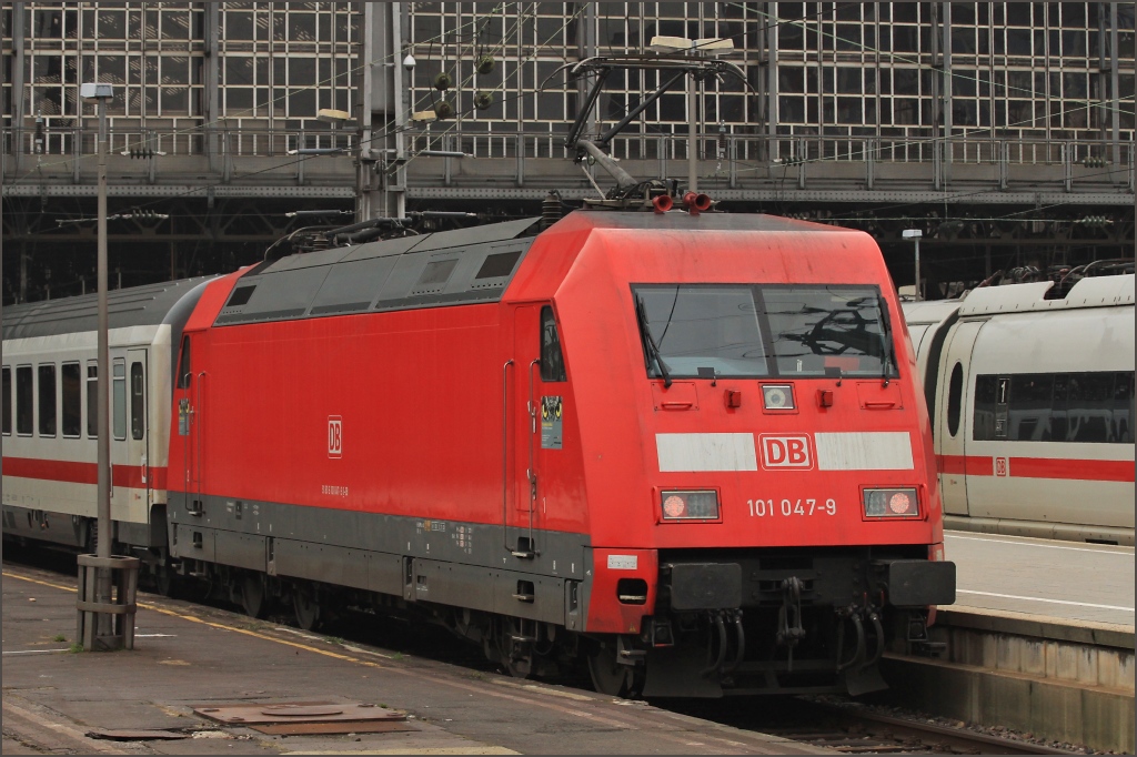 Die LED-101. 101 047 als Schublok am 19.02.11 im Klner Hauptbahnhof