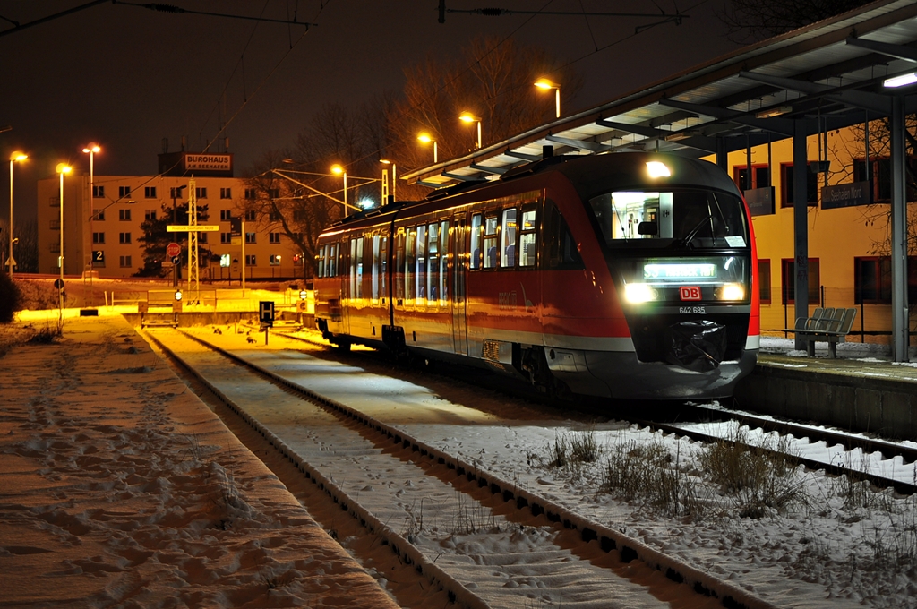 Die letzte Abfahrt der S3!Gestern Abend um 22.06 Uhr fuhr der 642 185 als letzter Zug von Rostock Seehafen-Nord nach Rostock Hbf.Geknipst am 08.12.2012 am endpunkt der S3:Rostock Seehafen-Nord!