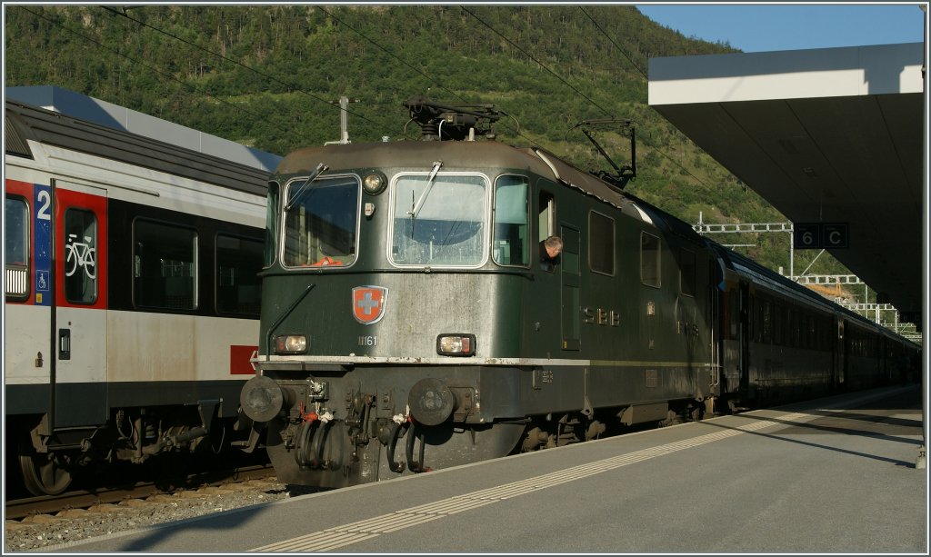 Die letzte grne SBB (Personenverkehr) Re 4/4 II mit einem IR in Visp. 
5. Juni 2013