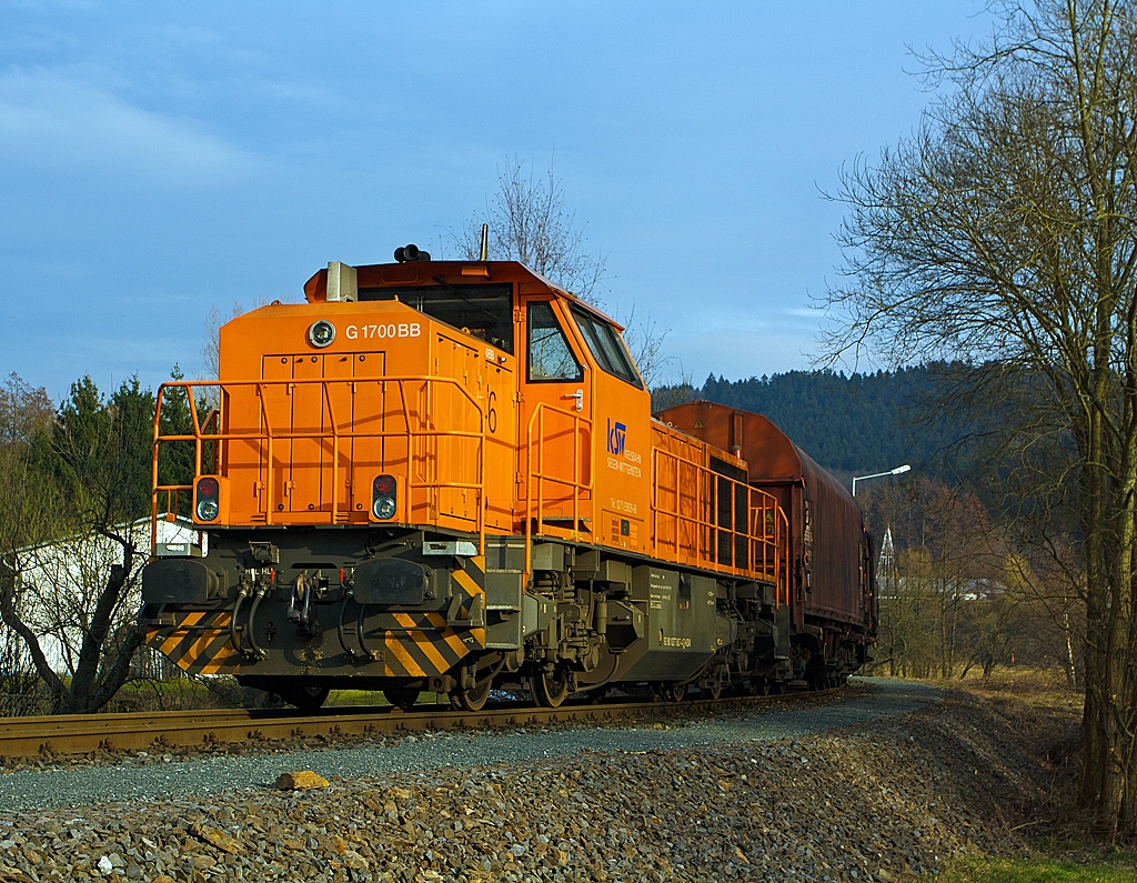 Die Lok 46 der KSW (Kreisbahn Siegen-Wittgenstein), eine Vossloh G 1700 -2 BB (eingestellt als 92 80 1277 807-4 D-KSW) am 07.03.2013 in Neunkirchen-Salchendorf. 

Die Lok wurde 2008 bei Vossloh unter der Fabriknummer 5001680 fr die KSW gebaut.  

Die hier befahrene Strecke Herdorf / Neunkirchen-Salchendorf / Pfannenberg ist eine 12 km lange KSW eingene Strecke (Betriebseinrichtung: Freien Grunder Eisenbahn). Die Strecke unterliegt derzeit der Streckenkategorie C2 (Radsatzlast 20 t / Meterlast 6,4 t/m).