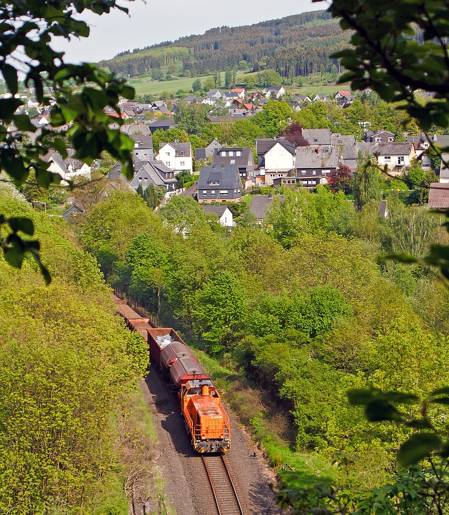 Die Lok 46 (Vossloh G 1700-2 BB) der Kreisbahn Siegen-Wittgenstein (KSW) mit Gterzug am 14.05.2012 auf bergabefahrt nach Betzdorf/Sieg, hier kurz vor dem Herdorfer Tunnel.