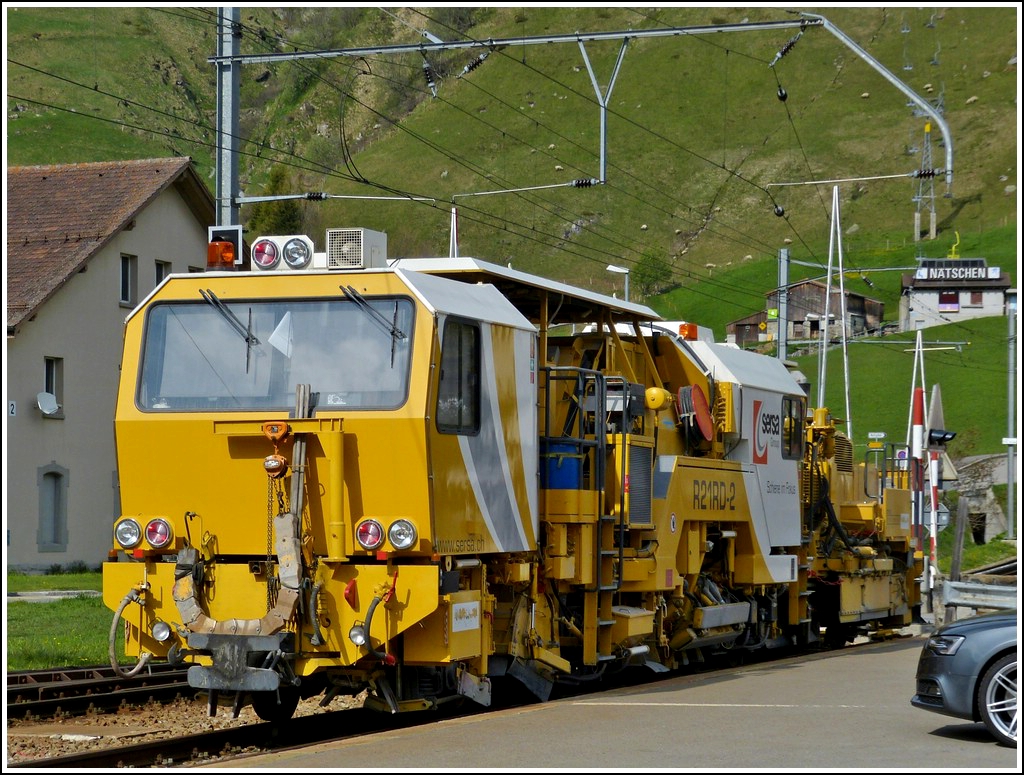 Die MATISA Planier- und Stopfmaschine R21RD-2 der SERSA in Andermatt. 24.05.2012 (Hans)