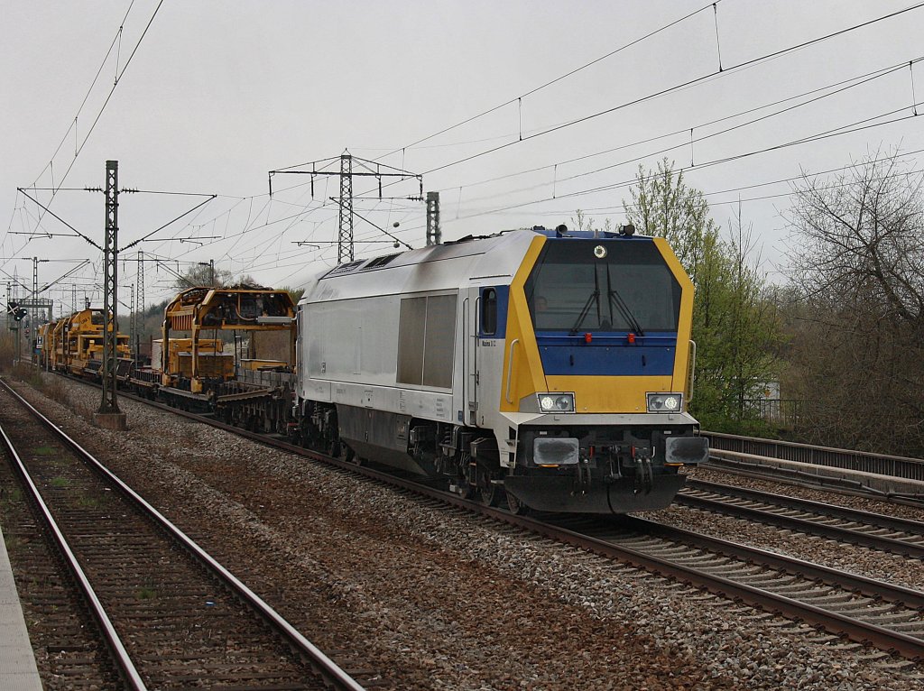 Die Maxima 263 001 am 18.04.2010 mit einem Bauzug bei der Durchfahrt in Mnchen-Langwied.
