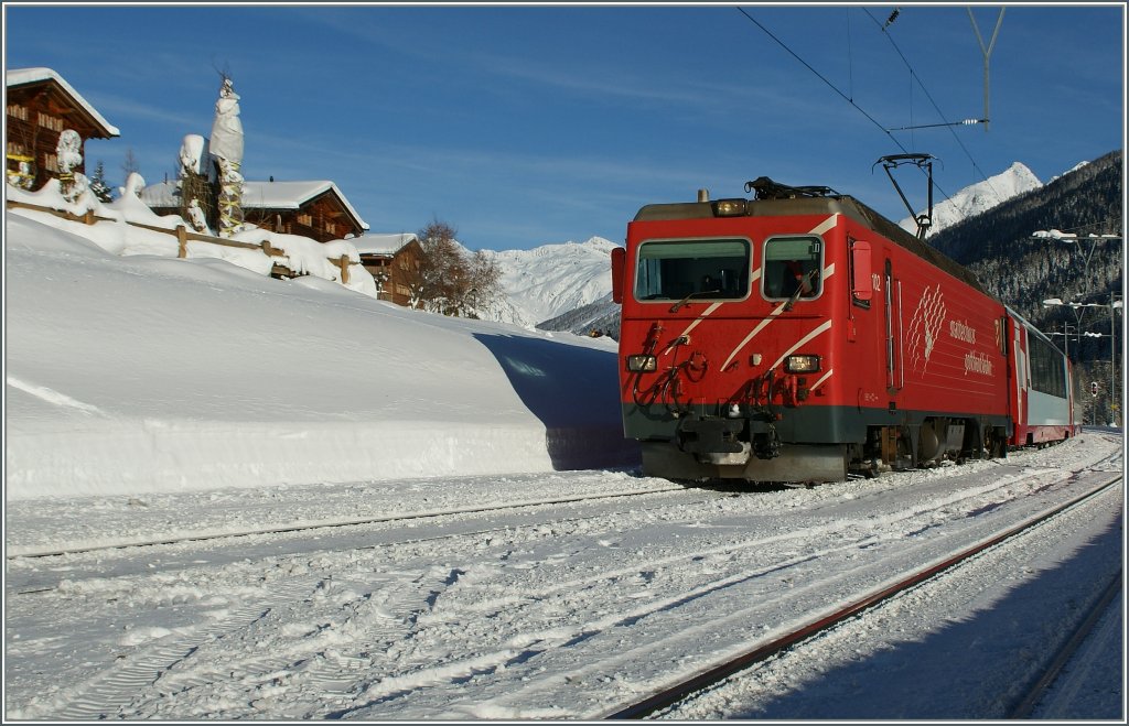 Die MGB HGe 4/4 102 erreicht mit dem Glacier Express Mnster VS. 
12.12.12.