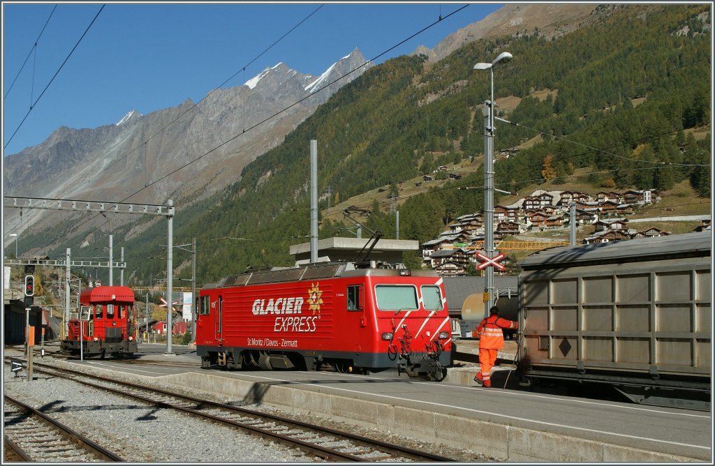 Die MGB HGe 4/4 ist heute im Gterzugsdienst eingeteilt. 
Zermatt, den 4. Okt. 2011