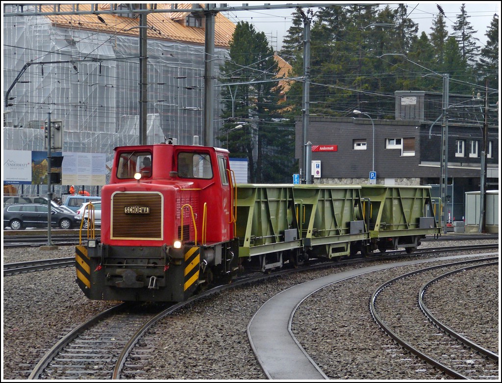 Die MGB Schma Tm 2/2 4971 rangiert am 23.05.2012 mit einigen Gterwagen im Bahnhof von Andermatt. (Hans) 