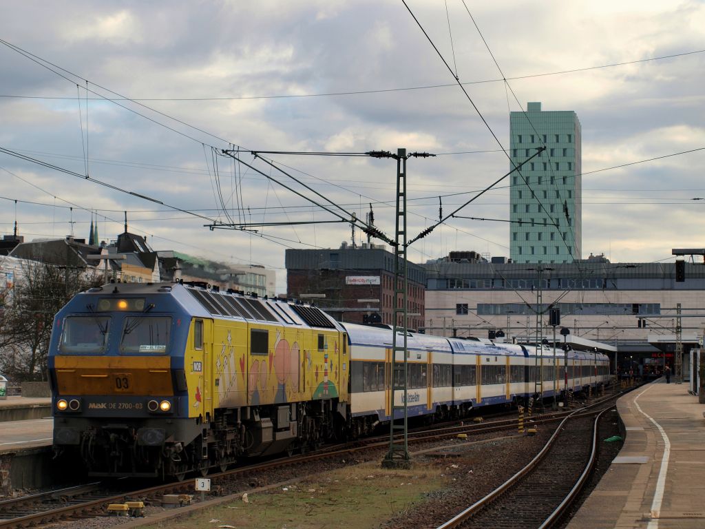 Die mit Klotzbremsen ausgestattete DE 2700-03  Kinderlok  polterte mit einer Leergarnitur aus dem Bahnhof Hamburg-Altona am 19.3.