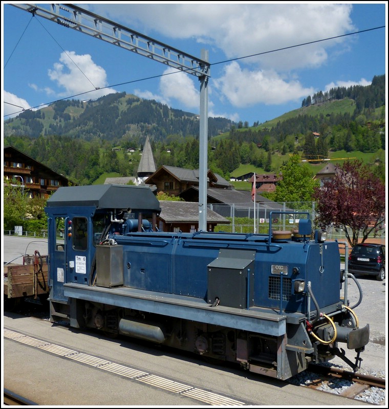 Die MOB Tm 2/2 N 6 stand am 25.05.2012 in Saanen und konnte aus dem Zug fotografiert werden. Es handelt sich hierbei um eine Tmf 2/2 (P-23968) von Kaeble Gmeinder, sie hat ein Gewicht von 29 t und eine Hchstgeschwindigkeit von 30 km/h. (Hans)