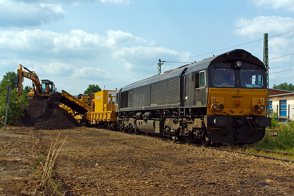 Die MRCE 653-09 (92 80 1266 119-7 D-DISPO) eine EMD JT42 CWRM (Class 66/9) am 13.07.2013 in Ehringshausen (Lahn-Dill-Kreis) an der KBS 445 (Dillstecke). Hier war sie fr die Entladung von MSF-Wagen mit Altschotter.

Die General Motors EMD JT42 CWR-M “Class 66” ist eine diesel-elektrische 6-achsige Schwerlastlokomotive.
Sie besitzt einen 2-Takt-Turbodieselmotor, der einen Generator antreibt der wiederum den Strom fr die 6 Gleichstrommotoren erzeugt die die 6 Achsen angetrieben. Die Lokomotive wird von einem Board-Computer (EM 2000) berwacht und verfgt ber verschiedene Mess- und Diagnosefunktionen.
Diese Lokomotive hat Zulassungen fr Belgien, die Niederlande und Deutschland, inklusiv ETCS (L1 & L2) fr die Betuweroute und Rotterdam Hafenlinie.

Die JT42 CWR basiert auf der Entwicklung der 70er Jahre. Das heutzutage hergestellte Modell EMD JT42 CWRM (Class 66/9)  ist das Ergebnisvieler Verbesserungen, die seit dieser Zeit durchgefhrt wurden. Die Lokomotive erweist sich als eine grundsolide Baureihe, die dank dem einfachen Design und den Gleichstromantriebsmotoren einen zuverlssigen Posten in jeder Flotte darstellt.
Die dreiachsigen HTCR-E Drehgestelle verfgen ber gegenlufig radialgelenkte Endachsen, die Mittelachse ist seitenverschiebbar, diese ermglichen den Betrieb dieser 6-achsigen-Lokomotive auf Strecken die in der Regel auf 4-achsige Lokomotiven eingeschrnkt sind (Kleinster befahrbarer Radius 80 m). Die seitlichen Schiene-Krfte sind dadurch auch gesenkt.

Diese Lok wurde 2005 von EMD unter der Fabriknummer  20048653-09  gebaut.

Technische Daten: 
Achsfolge: Co`Co`
Spurweite: 1.435 mm
Lnge ber Puffer: 21.349 mm
Drehzapfenabstand: 14.140 mm 
Breite: 2.692 mm
Hhe: 3.912 mm
Gewicht: 129,6 t
Radsatzlast: 21,6 t
Dieselmotorleistung: 2.420 kW / 3.290 PS
Motorbauart:  V 12-Zylinder-2-Takt-Turbodieselmotor 
Motortyp:  GM 12N-710G3B-T2 (entspricht der EU IIIA-Abgasnorm)
Drehzahl: 200 – 904 U/min
Tankinhalt: 6.400 l
Generator: AR8/CA6 
Fahrmotoren: 6 Stck D43TRC (DC / Gleichstom)
Leistung an den Rdern: 2.268 kW / 3.072 PS
Hchstgeschwindigkeit: 120 km/h
Anfahrzugskraft: 409 kN
