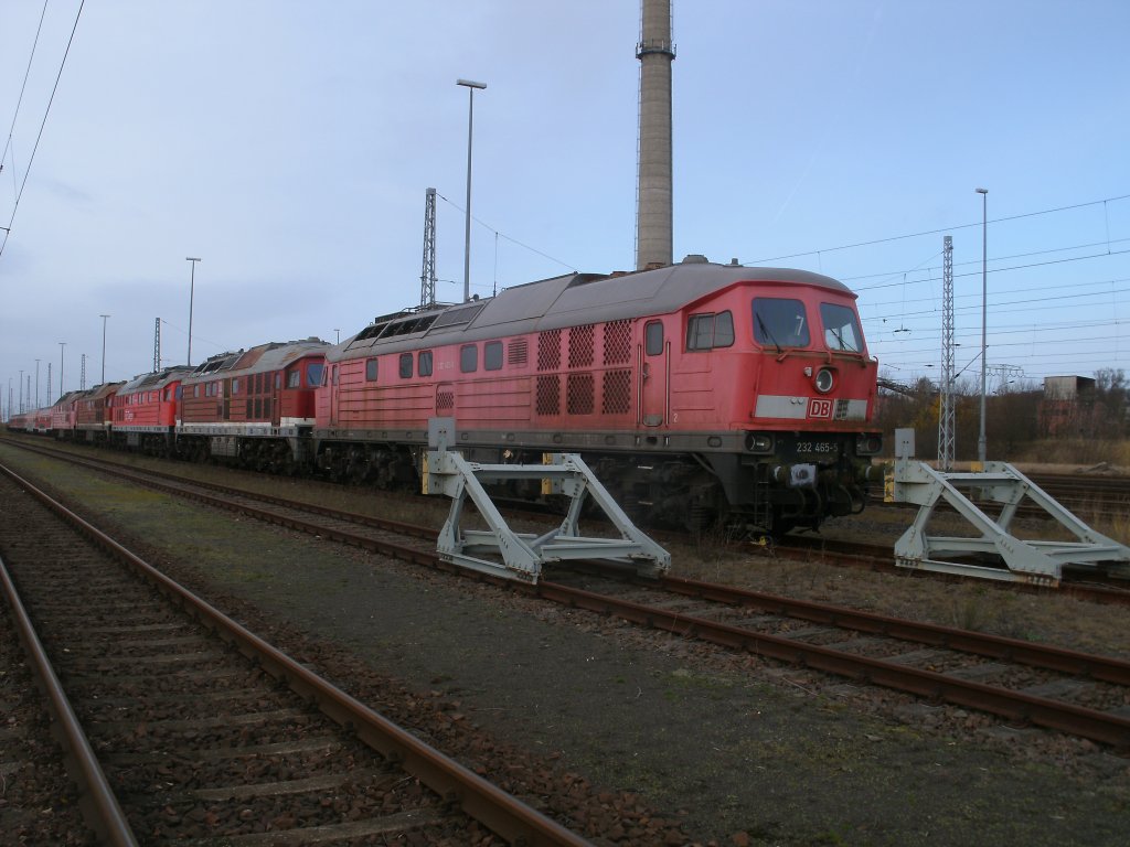 Die nchsten fnf Kandidaten fr Espenhain standen in Mukran zum Abtransport bereit.Am 26.November 2011 standen fr den Abtransport bereit:232 623,232 590,232 383,232 354 und 232 465.Wie man erkennen kann tragen 232 354 und 232 590 noch die alte DR Farbgebung.