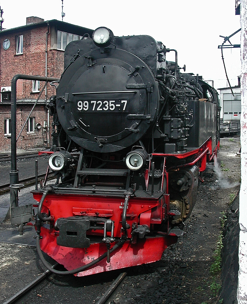 Die Neubaulok 99 7235-7 der HSB (Harzer Schmalspurbahnen) abgestellt am 20 Aug. 2003 in Wernigerode. Die Lok wurde 1954 bei VEB Lokomotivbau  Karl Marx  in Babelsberg (LKM) fr die Schmalspurbahn Eisfeld - Schnbrunn gebaut, 1973 nach der Streckenstilllegung kam sie dann zur Harzquerbahn, wo sie heute noch fhrt. 
Techn. Daten: Die Bauart ist 1'E1' h2t , max. Fahrgeschwindigkeit 40 km/h Vor- und Rckwrts ,  die Leistung betrgt 700 PS, Gesamtgewicht 61,0 t , Kohlevorrat 4,0 t und Wasservorrat: 8,0 t