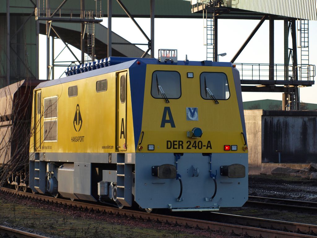 Die neue Akkulok der Firma Hansaport schob einen Erzwagenzug durch den Beladetunnel.