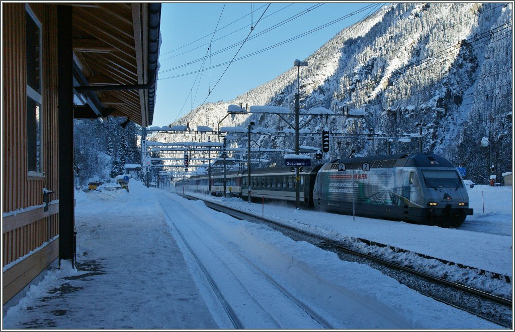 Die neuen Alptransit Werbelok gefllt mir sehr gut, leider konnte ich sie nur ber die Bahnstiege hinweg fotografieren.
Gschenen, den 12.12.12