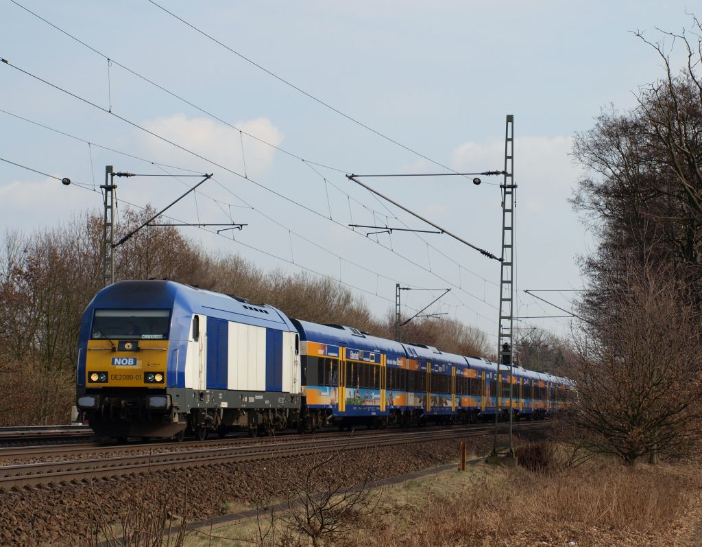 Die NOB nach Westerland durchfuhr in form von DE 2000-01 Halstenbek am 20.3.