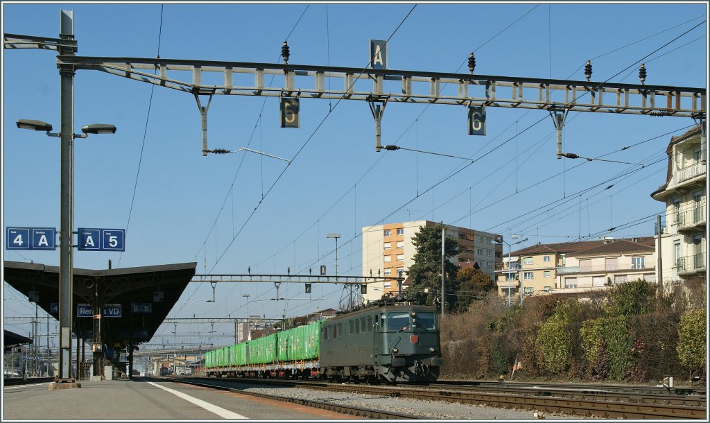 Die noch grne Ae 6/6 11513 mit einem  Abfallzug in Renens (VD).
02.03.2012