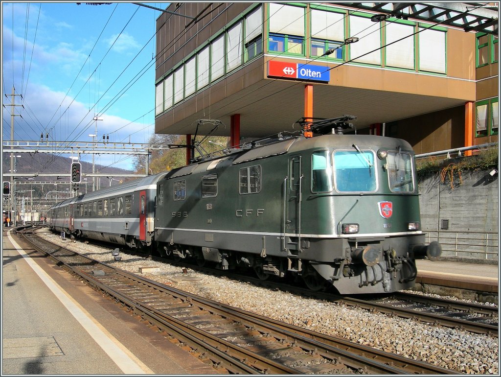 Die noch grne Re 4/4 II 11158 mit ein EC von Basel nach Milano bei der Einfahrt in Olten am 22. Nov. 2006